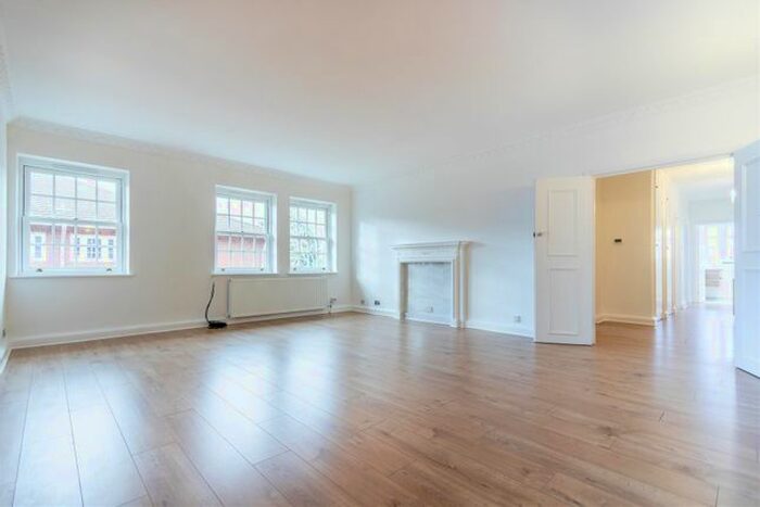 2 Bedroom Flat To Rent In Wimbledon Park Side, Wimbledon, SW19
