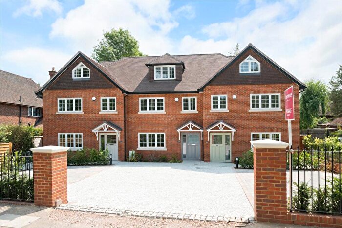 4 Bedroom House For Sale In Oatlands Drive, Weybridge, Surrey, KT13