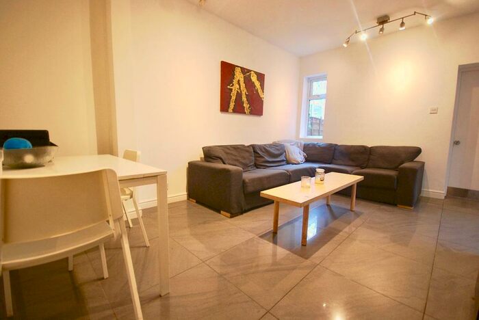 6 Bedroom Semi-Detached House To Rent In Barnsfold Avenue, Fallowfield, Manchester, M14