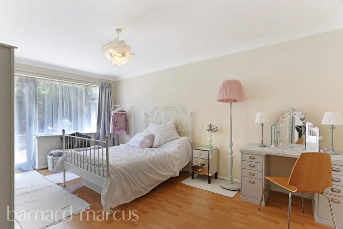 2 Bedroom Flat To Rent In Lovelace Gardens, Surbiton, KT6