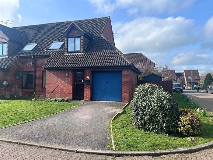 3 Bedroom Semi-Detached House For Sale In Honeyfields, Gillingham, SP8