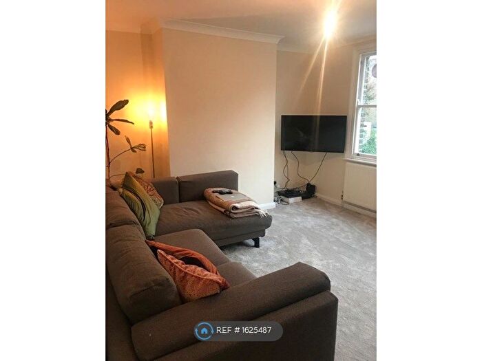 2 Bedroom Flat To Rent In Simpson Street, London, SW11
