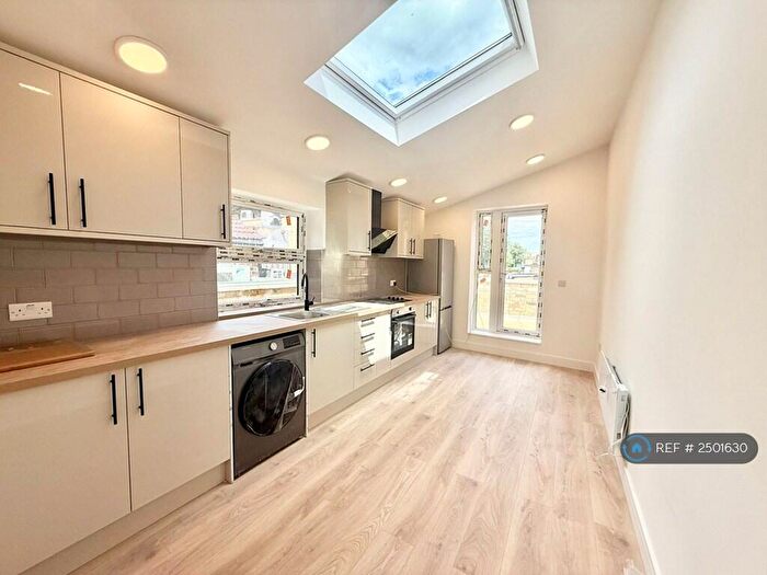 3 Bedroom Flat To Rent In High Road Leyton, London, E15