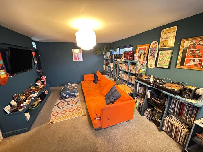 2 Bedroom Flat For Sale In Crocus Way, Chelmsford, CM1