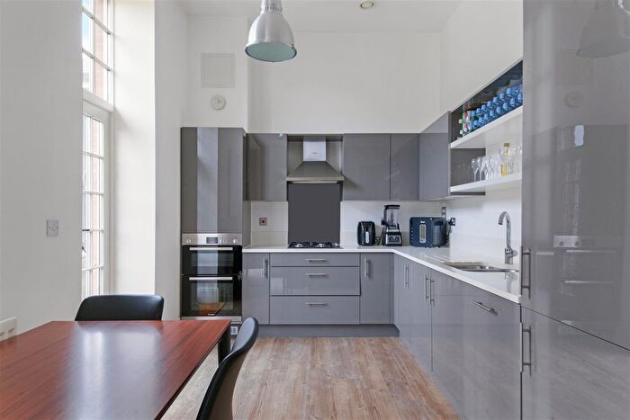 2 Bedroom Flat For Sale In Glanville Way, Epsom, KT19
