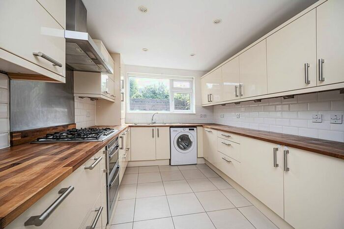 3 Bedroom End Of Terrace House To Rent In Strahan Road, Mile End, London, E3