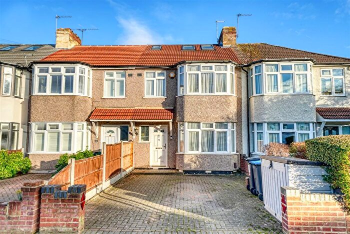 4 Bedroom Terraced House For Sale In Connaught Avenue, Enfield, EN1