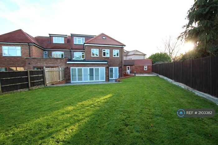 6 Bedroom Semi-Detached House To Rent In Saddlescombe Way, London, N12