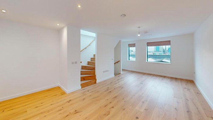 4 Bedroom Town House To Rent In Solar Avenue, Leeds, West Yorkshire, LS9