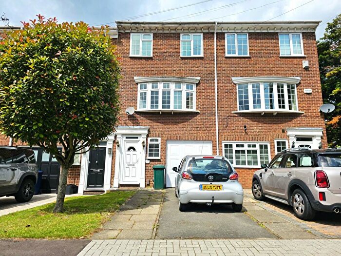 4 Bedroom Town House To Rent In Oakview Gardens, London, N2