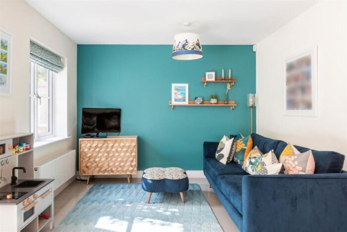 4 Bedroom Detached House For Sale In Sycamore Mews, Caterham, CR3
