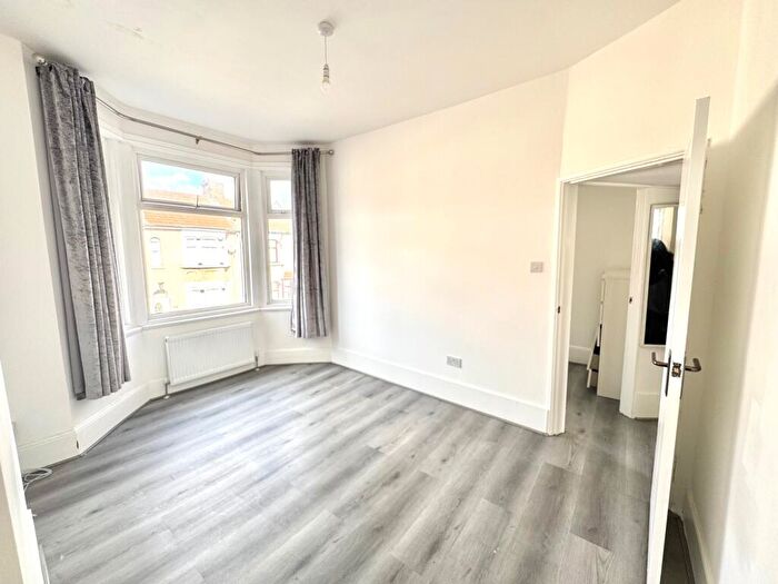2 Bedroom Flat To Rent In Plashet Grove, East Ham, E6