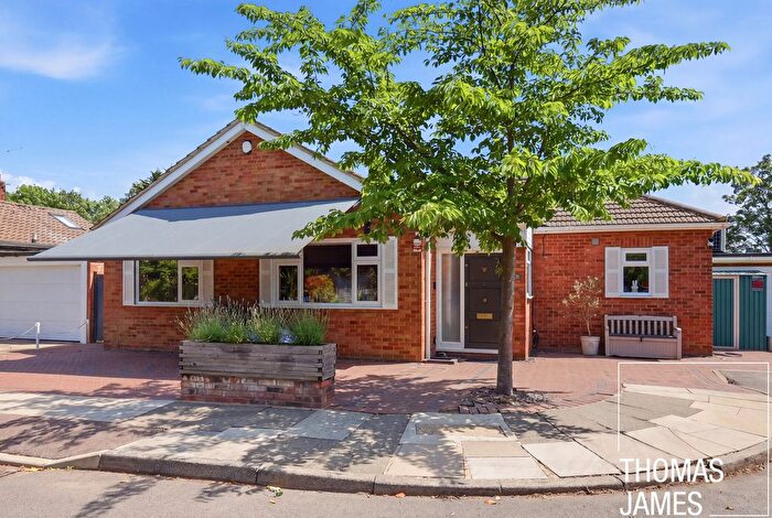 3 Bedroom Detached Bungalow For Sale In Orchardmede, Winchmore Hill, N21