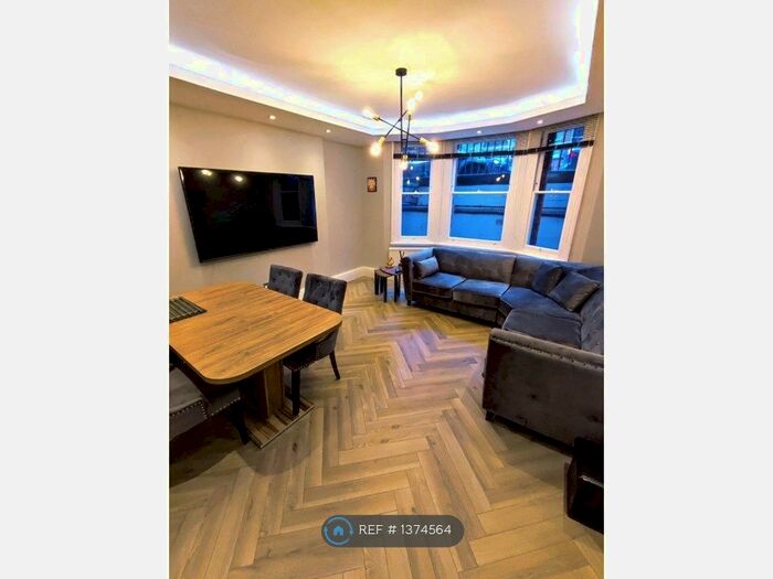 3 Bedroom Flat To Rent In Clarence Gate Gardens, London, NW1