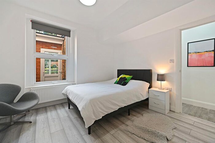 2 Bedroom Flat For Sale In Chaucer Road, London, W3