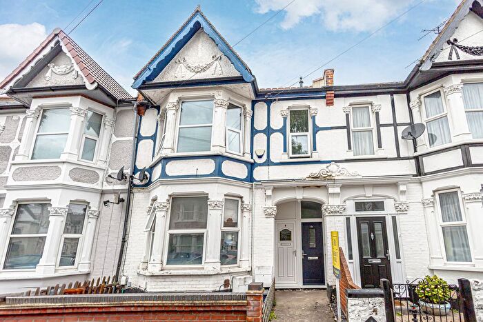 3 Bedroom Flat To Rent In Beedell Avenue, Westcliff-On-Sea, SS0