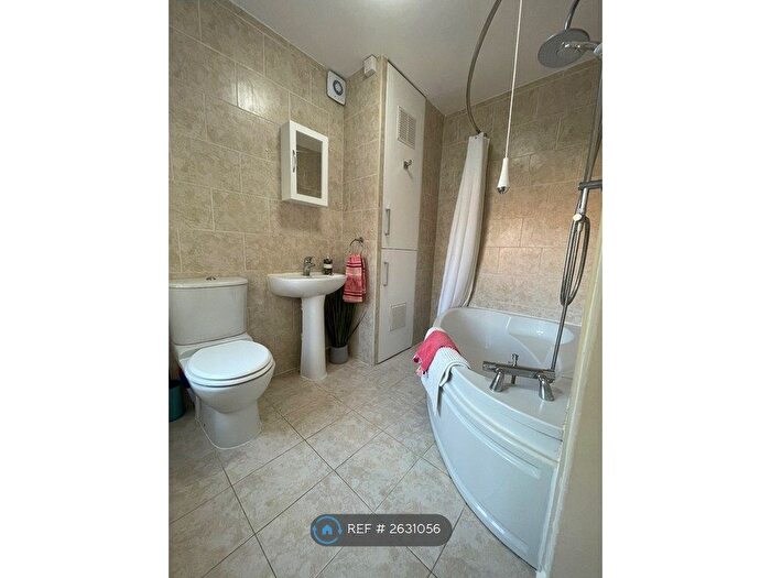 1 Bedroom Flat To Rent In Bush Hill Park, Enfield, EN1