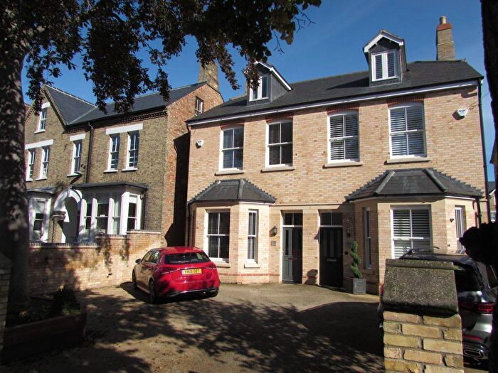 4 Bedroom Semi-Detached House To Rent In Lansdowne Road, MK40