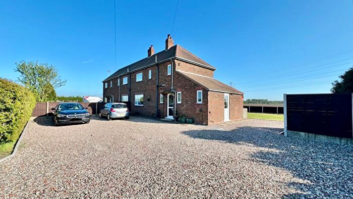 3 Bedroom Semi-Detached House For Sale In North Grange Cottages, Burringham Road, Scunthorpe, DN17