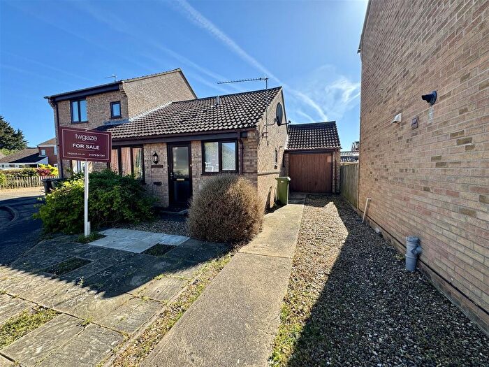 2 Bedroom Semi-Detached Bungalow For Sale In Sandstone Way, Roydon, Diss, IP22