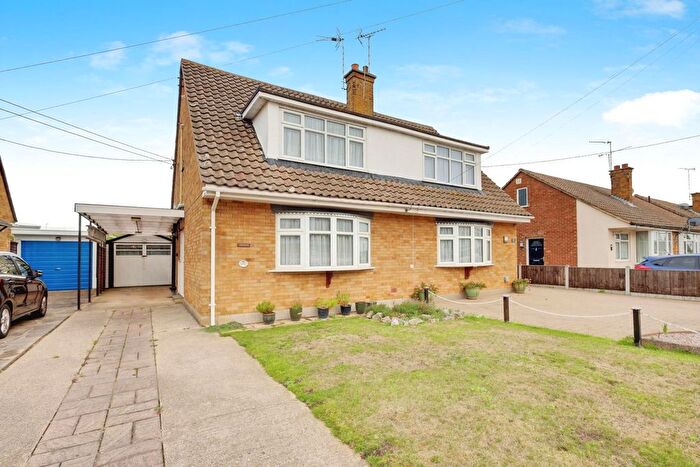 3 Bedroom Semi-detached House For Sale In Parklands, Rochford, SS4