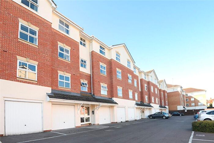 2 Bedroom Flat To Rent In Elm Park, Reading, Berkshire, RG30