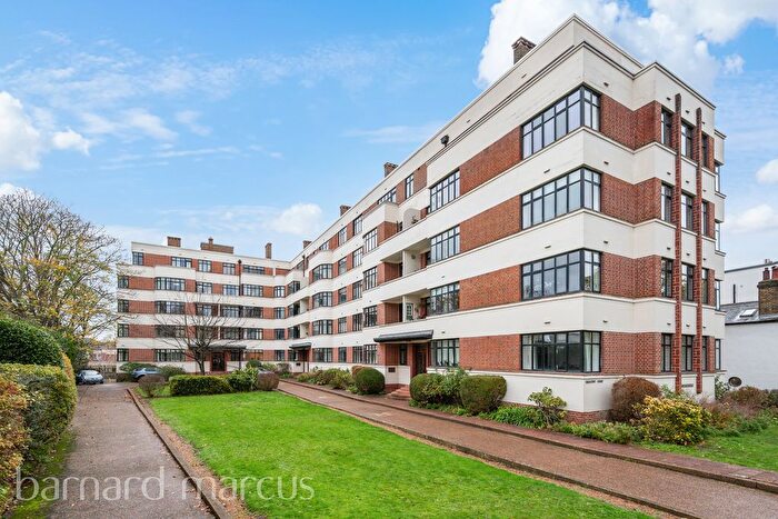 2 Bedroom Flat To Rent In The Crescent, Surbiton, KT6