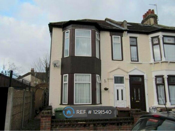 3 Bedroom End Of Terrace House To Rent In Rosslyn Road, Barking IG11