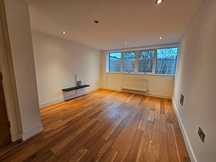 1 Bedroom Flat To Rent In Fraser Road, Perivale, Greenford, UB6
