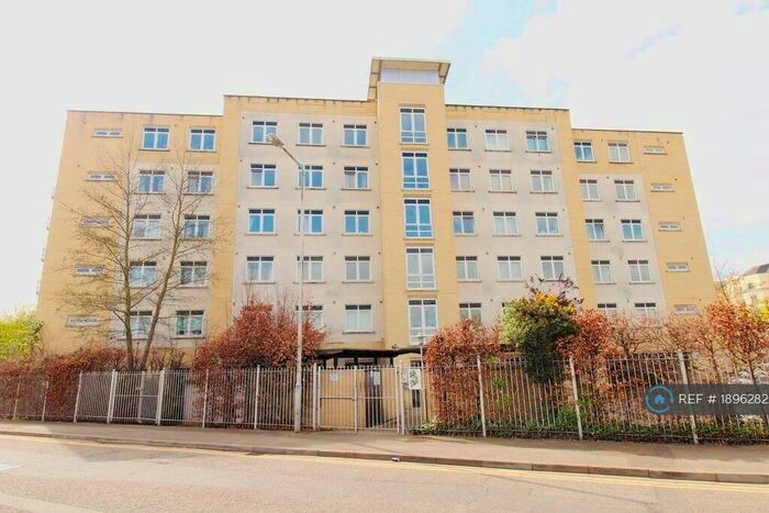2 Bedroom Flat To Rent In Kenavon Drive, Reading, RG1
