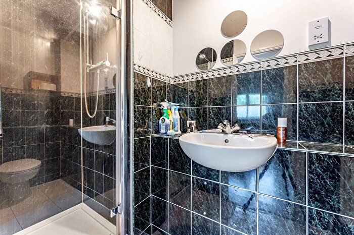 2 Bedroom Flat To Rent In Elderfield Place, Tooting Bec, London, SW17