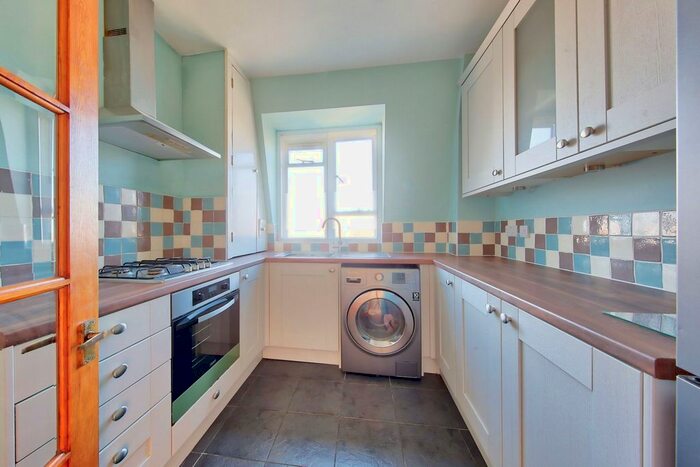 3 Bedroom Flat To Rent In Fairfield Drive, Wandsworth, SW18