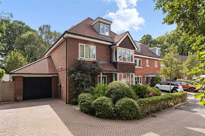 5 Bedroom House To Rent In Lowther Close, Chertsey, Surrey, KT16