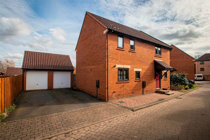 3 Bedroom Property To Rent In Evesham Way, Oakhill, MK5