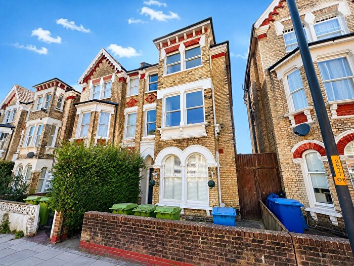 2 Bedroom Flat For Sale In Oakhurst Grove, London, SE22