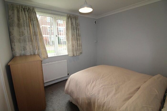 2 Bedroom Apartment To Rent In Foxhill Court, LS16