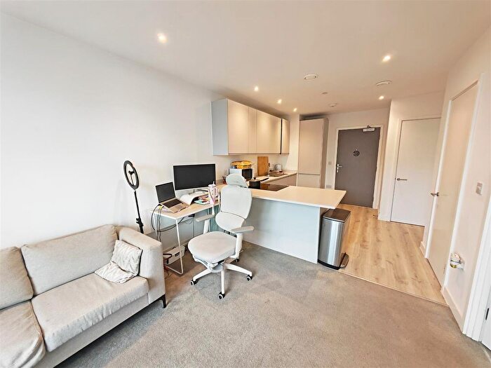 1 Bedroom Flat For Sale In Wharf End, Trafford Park, M17