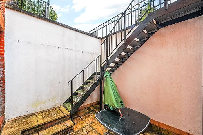 1 Bedroom Flat For Sale In Ellesmere Place, Walton-On-Thames, KT12