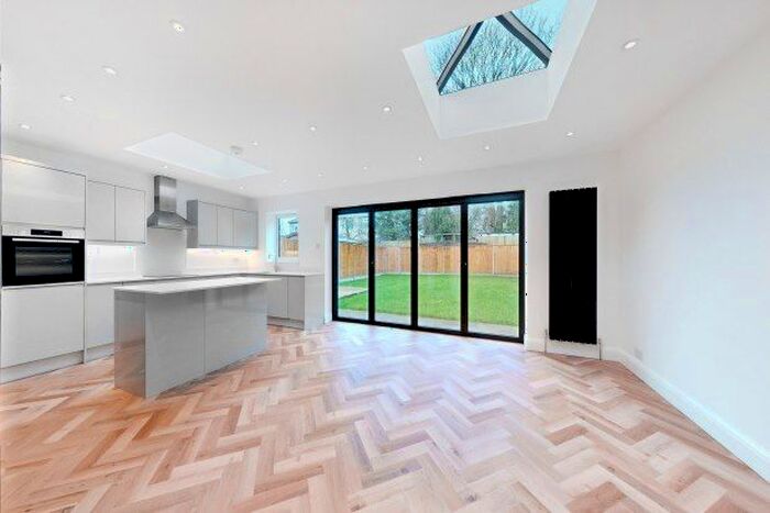 4 Bedroom Chalet To Rent In Lawrence Road, West Wickham, BR4