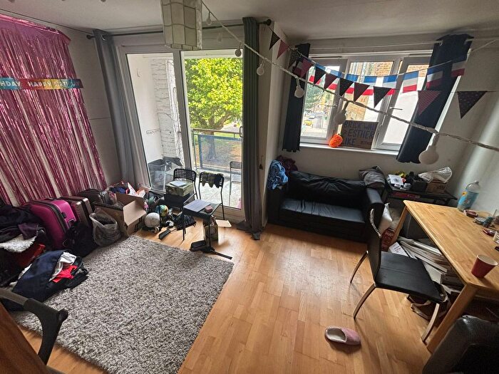 3 Bedroom Flat To Rent In Cluny Estate, London, SE1