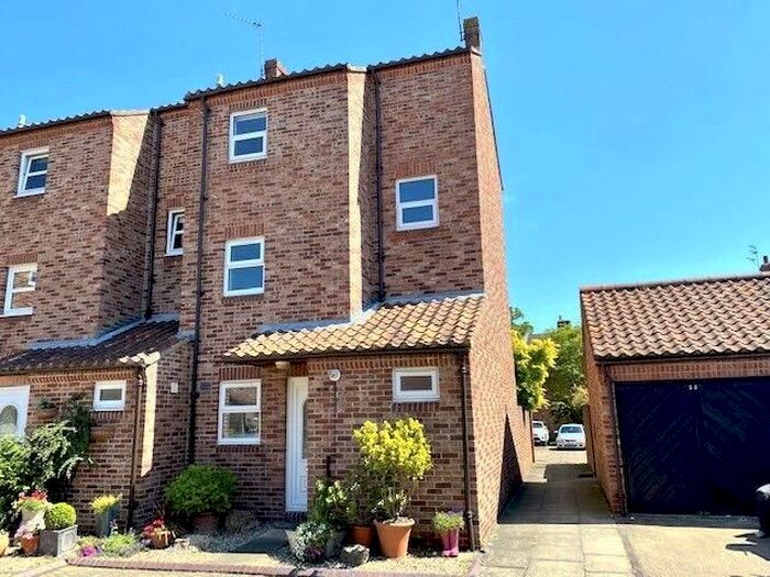 4 Bedroom Town House To Rent In Pear Tree Court, York, YO1