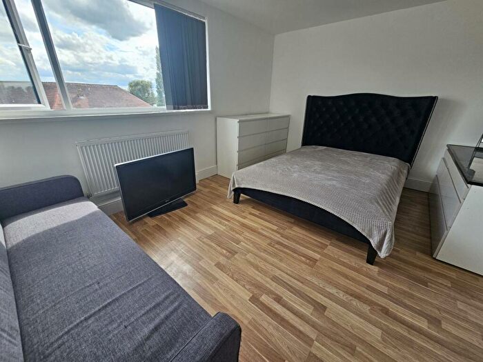 3 Bedroom Flat To Rent In Moor Grange View, Leeds, LS16