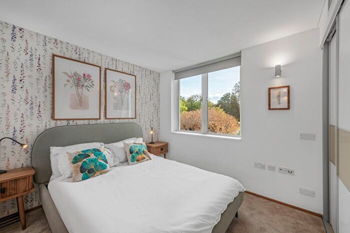 3 Bedroom Flat To Rent In Sheen Road, Surrey, TW9