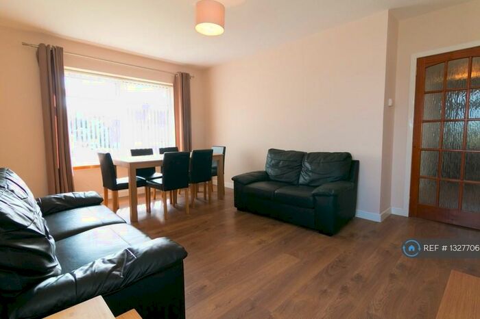 2 Bedroom Flat To Rent In Cairngorm Gardens, Aberdeen, AB12
