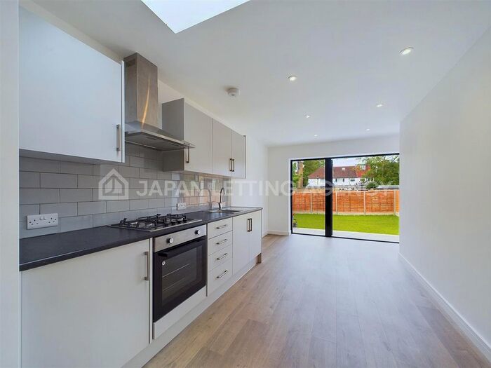 2 Bedroom Flat To Rent In Ennismore Avenue, Greenford, UB6