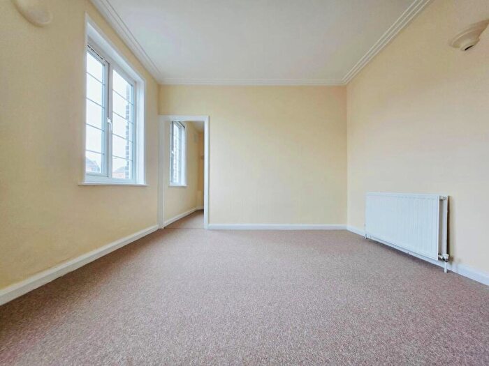 2 Bedroom Flat For Sale In Woodhouse Road, London, N12