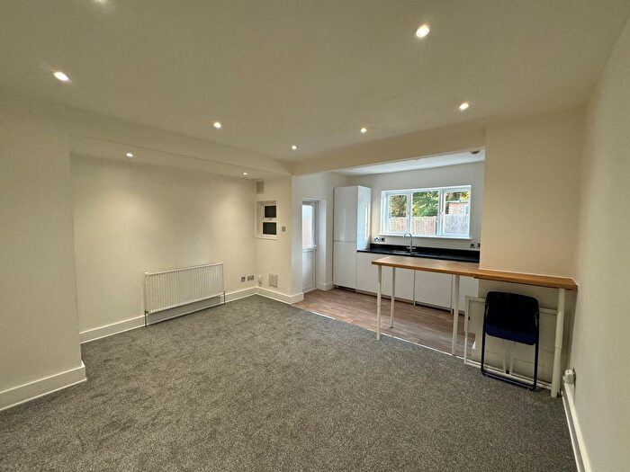 3 Bedroom Flat To Rent In Norbury Avenue, London, SW16