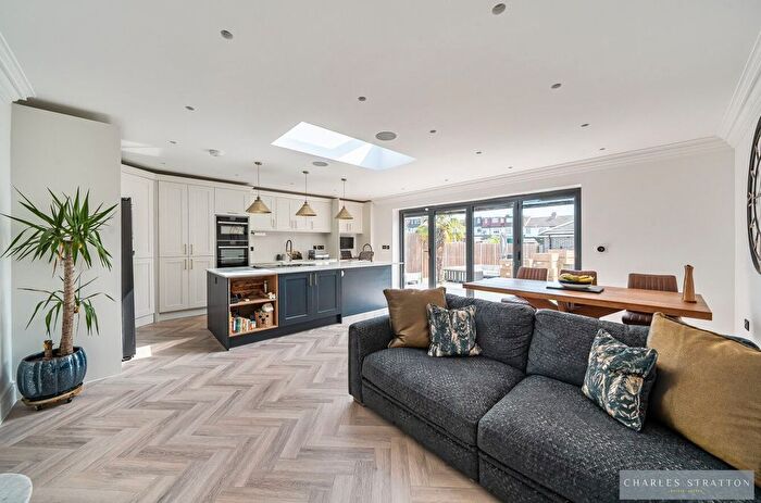 4 Bedroom Semi-Detached House For Sale In Primrose Glen, Hornchurch, RM11