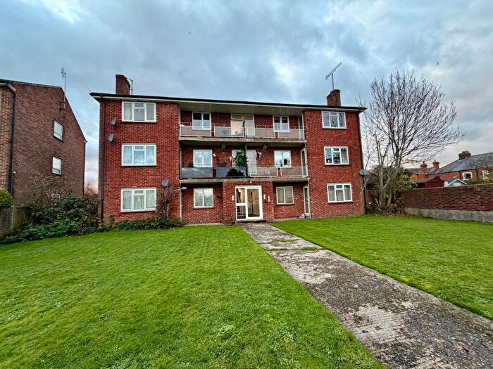 2 Bedroom Flat To Rent In Stroud Green, Newbury, RG14