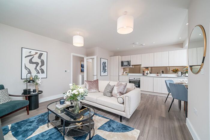 1 Bedroom Flat For Sale In Primo Court, Chiswick, London, W4